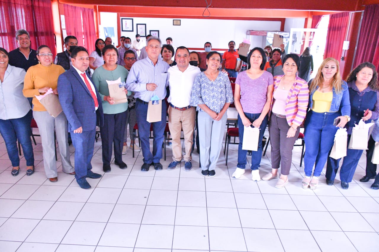Reconoce alcalde de Apetatitlán, Ángelo Gutiérrez, la labor y entrega de maestros
